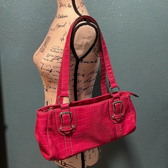 Croft & Barrow magenta colored w/silver metal alligator pattern shoulder purse. - Picture 1 of 12